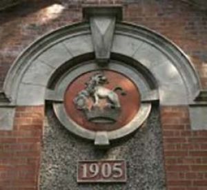 The Garland crest above the date 1905 on the front of the court