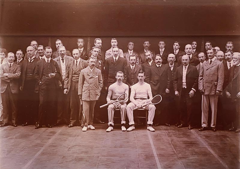 Spectators and players at the 1909 World Championship match